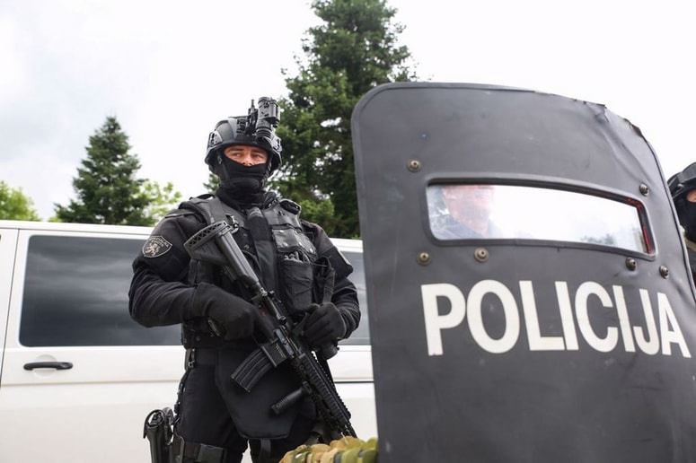 Na pomoč je prišla tudi specialna enota policije. Slika je simbolična. 