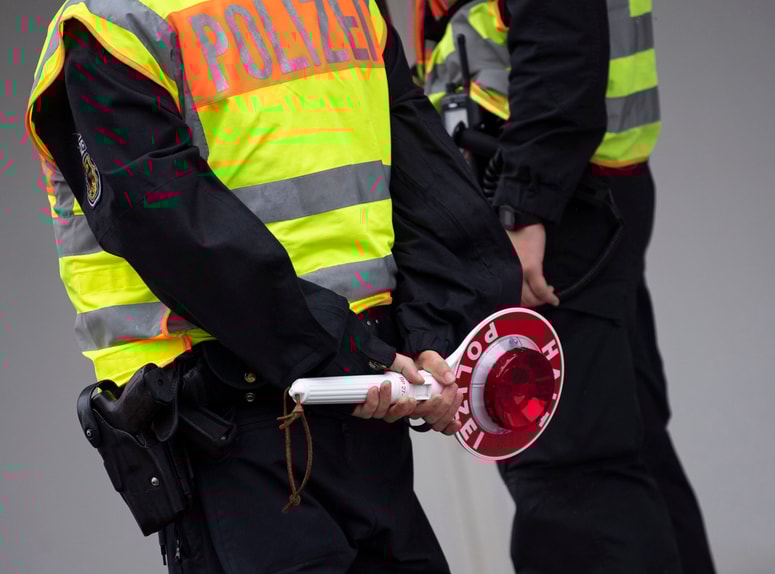 Policisti so, seveda po navodilih z vrha, ravnali proti evropskim normam. 