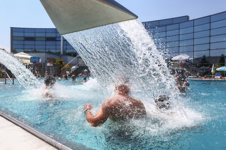 V Atlantisu zatrjujejo, da delujejo v skladu s predpisi, da imajo zadostno število reševalcev ob bazenih in še nekoga, ki vse skupaj nadzira prek varnostnih kamer. 