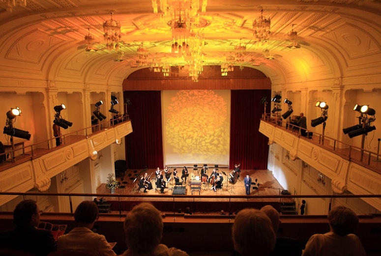 Sama osrednja dvorana, koncertno središče Maribora, na prvi pogled deluje lično, lepo, a je to zgolj maska. 