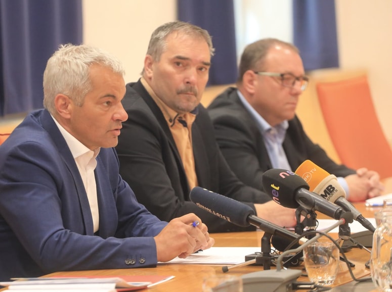 Župan Saša Arsenovič, direktor Javnega holdinga Maribor Andrej Rihter in direktor Mariborskega vodovoda Miran Jug so pojasnjevali, zakaj bi povprečno gospodinjstvo za vodo mesečno plačevalo dober evro in pol več. 