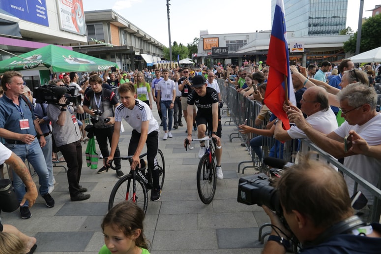 Slovenska junaka je v Novi Gorici pozdravilo več sto gledalcev, še več jih je bilo na Bevkovem trgu zvečer na koncertu, ko sta ta že počivala.