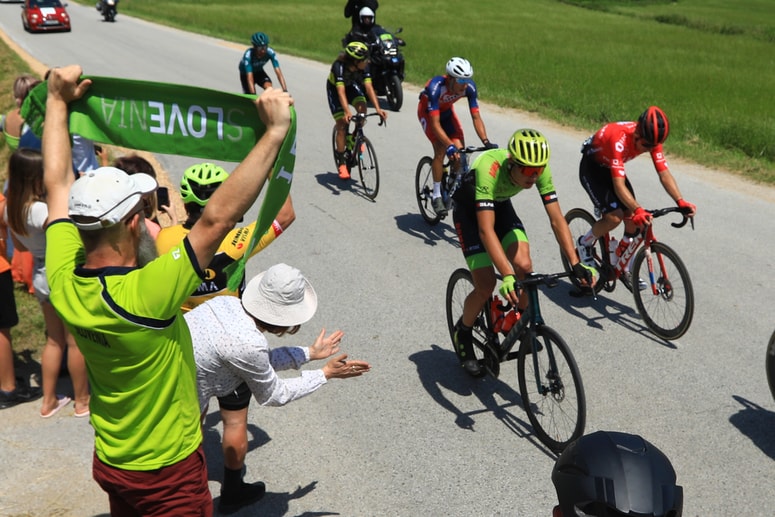 Videmčan (v zelenem dresu) bi se moral doma učiti za maturo, a dirka, ker se je s šolo dogovoril za kasnejši termin. 