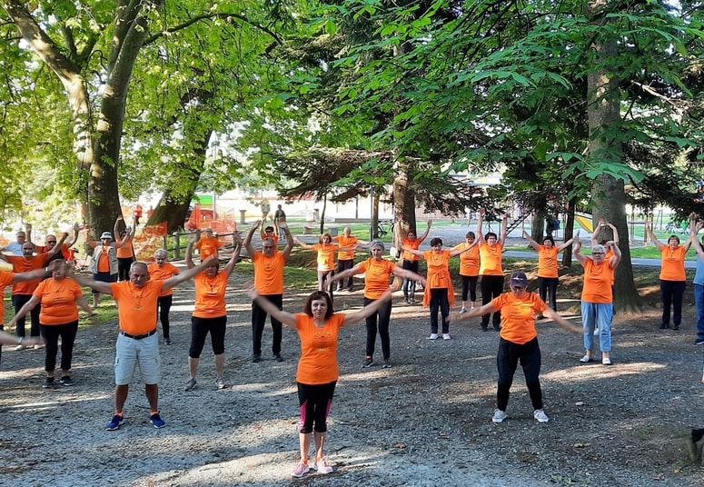 Člani Društva Šola zdravja so prepoznavni po oranžnih majicah. 