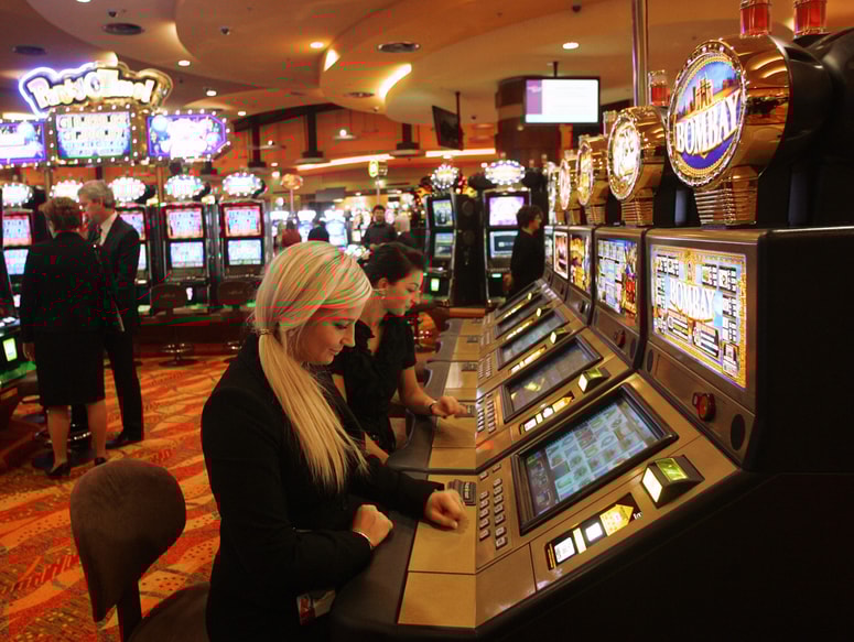 Kritična meja, pri kateri se lahko razvije skoraj dvakrat več patologij zaradi hazardiranja, velja oddaljenost od igralnice 17 kilometrov. Toliko je od Maribora oddaljen tudi šentiljski kazino Mond.