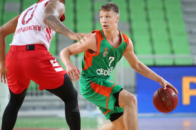 Glavna fotografija članka:Korak nazaj? Morda. Za dva naprej