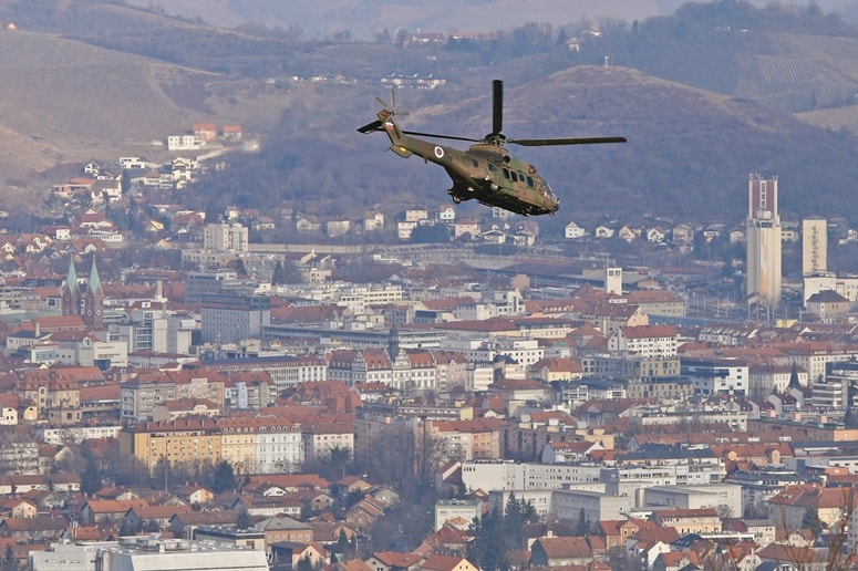 Poškodovanega mladoletnika so v bolnišnico odpeljali s helikopterjem. Fotograrfija je simbolična.