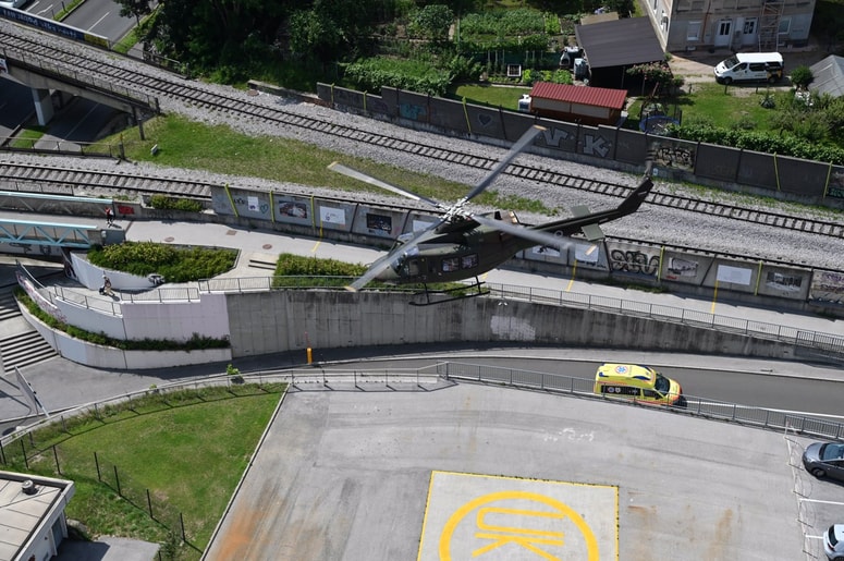 Helikopter je pristajal na heliodromu UKC Maribor.