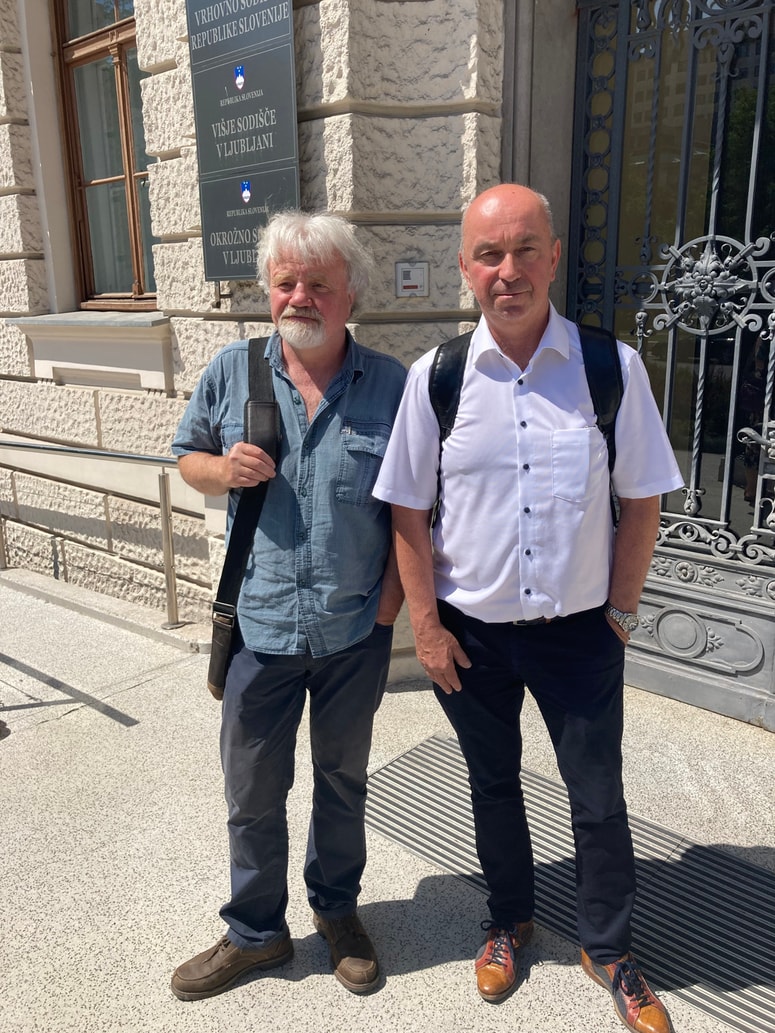 Aleksander Lenard (levo) in njegov odvetnik Gorazd Fišer sta sodišču predlagala zaslišanje več zaposlenih na tožilstvu, ki bodo vedeli povedati, kakšna je bila praksa s posredovanjem ovadb medijem pred zadevo Farmacevtka. 