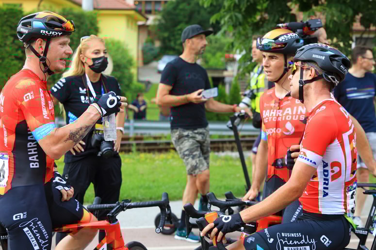 Matevž Govekar (drugi z desne), najmlajši Slovenec med svetovno smetano, je bil deležen lekcije profesionalizma. 
