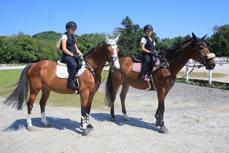 Lina in Pia Rojko na kamniškem hipodromu na svojih konjih