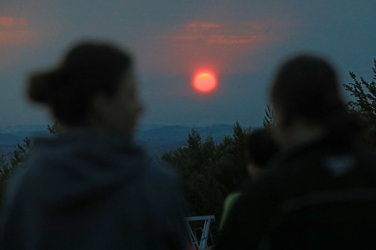 Glavna fotografija članka:(FOTO) Po nočnem neurju nekaj sto ljudi na Pohorju pričakalo sončni vzhod in prvi poletni dan
