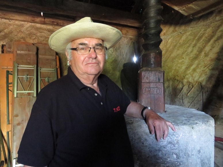 Konrad Janžekovič je ponosen, da grozdje še vedno stiska v leseni preši iz leta 1880. 