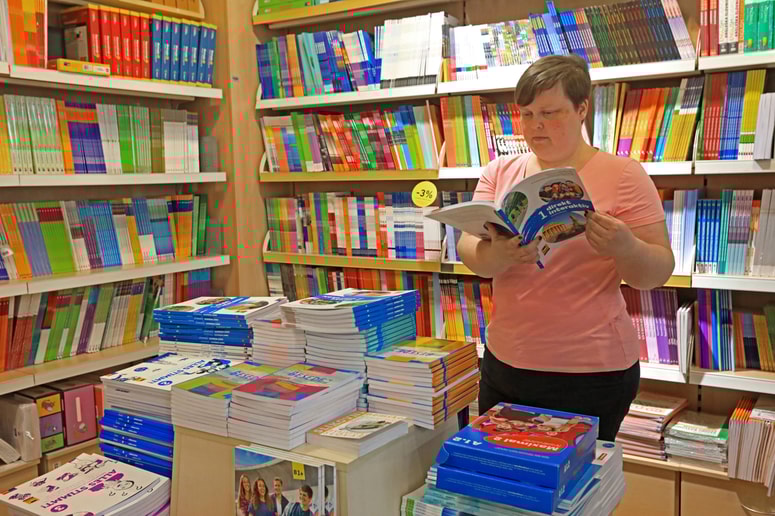 Za šolske potrebščine bo treba to poletje seči globlje v žep. 