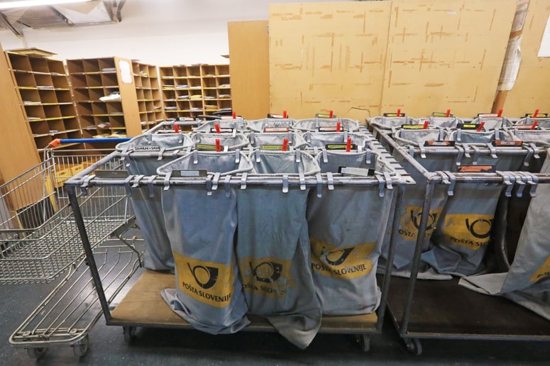 Po uvedbi raznašanja prednostne in neprednostne pošte burni odzivi med zaposlenimi Pošte Slovenije. In tudi poslovodstva, ki deli opozorila pred odpovedjo delovnega razmerja.