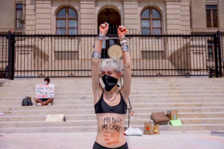 Glavna fotografija članka:Roe proti Wadu ali volitve imajo posledice