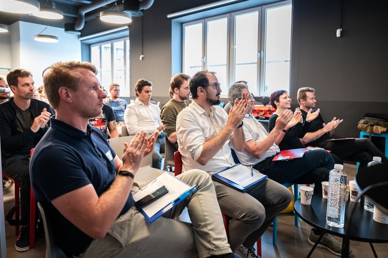 Povratne informacije in potrditev, ki jih prejmete s strani mentorjev, vam pomagajo oceniti tržni potencial ideje in prepoznati področja, kjer bo potrebno še delati.