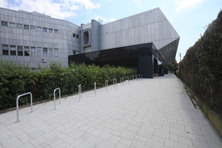 Nenavadno mirno je bilo okoli dvorane Tabor. 