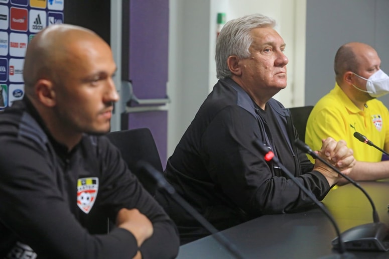 Ko je Ahmedi v srbohrvaščini dejal, da hočejo zmagati, je ruski trener prikimal. 