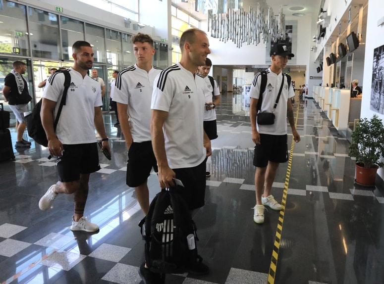 Muraši so včeraj dopoldne vzleteli z mariborskega letališča. 