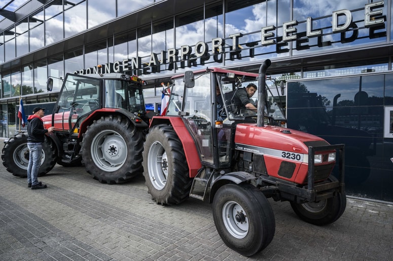 Nizozemski kmetje so ta teden s traktorji med drugim blokirali tudi letališče v Groningenu 