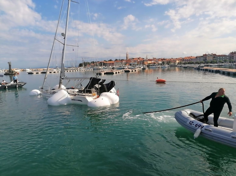 Glavna fotografija članka:(FOTO) Izola: Tako je po tramontani videti jadrnica, zaradi katere je umrl avstrijski morjeplovec