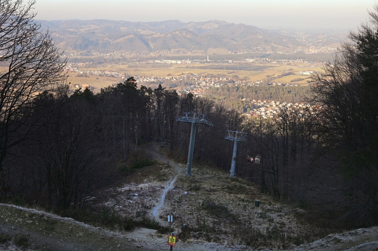 Vmesna postaja Pohorske vzpenjače že ima izdano veljavno gradbeno dovoljenje in bi jo postavili pri osmem stebru,
kjer se zaključi proga Jonatan.
