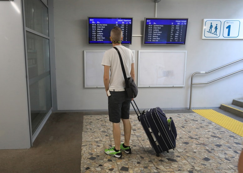Bolj ko nekaj glav turistov bi nas morali skrbeti domači potniki, ki potujejo z mesečnimi ali letnimi vozovnicami. Ker ti imajo počasi dovolj.