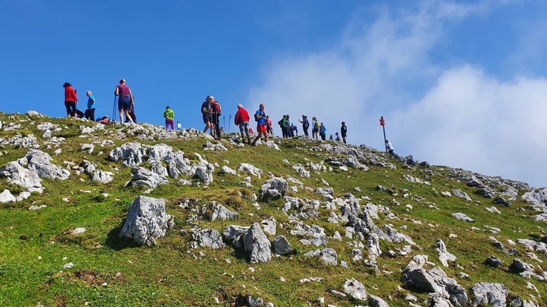 Na vrhu Raduhe se je minuli konec tedna kar nabralo planincev.