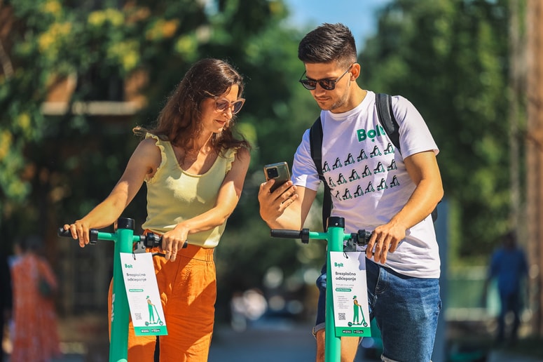 Izposoja električnih skirojev Bolt.