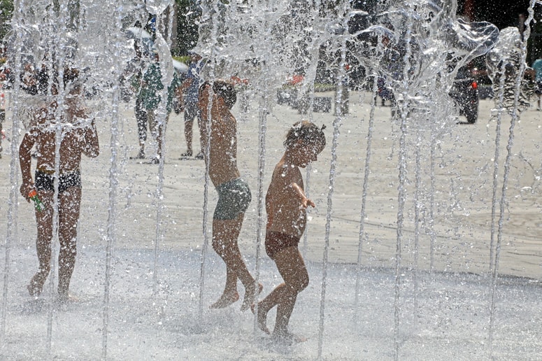 Glavna fotografija članka:Padel je temperaturni rekord: Skoraj 40 stopinj Celzija. Kje je bilo na vrhuncu vročinskega vala najbolj vroče?