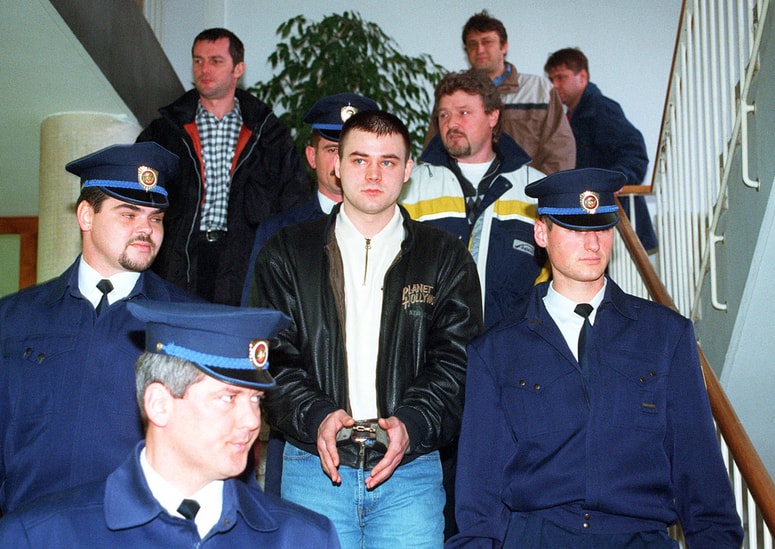 Marca 1999 je bil Kristijan Kamenik zaradi umorov obsojen na 20 let zapora, a je bila sodba na višjem sodišču razveljavljena. 