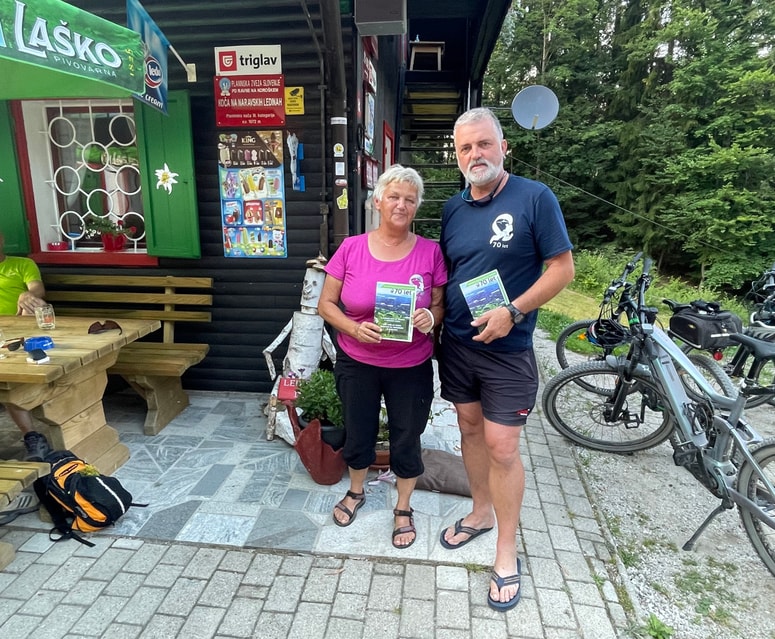 Veronika Kotnik in Miran Mlakar, predsednica in podpredsednik PD Ravne z novim vodnikom 