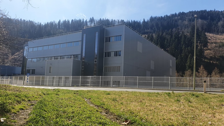 Lekova nova hala, v kateri bo TAB Mežica sestavljal litij-ionske celice.