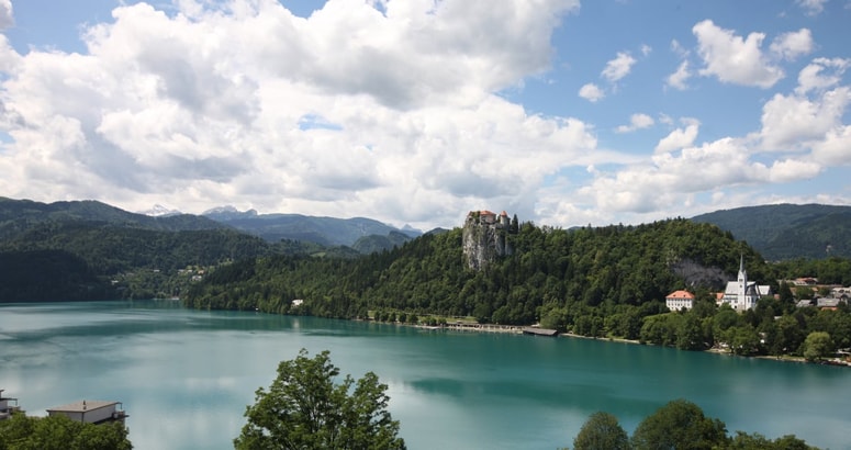 Priljubljeni alpski biser številne svetovne turistične lestvice uvrščajo med kraje, ki jih je treba obiskati vsaj enkrat v življenju.