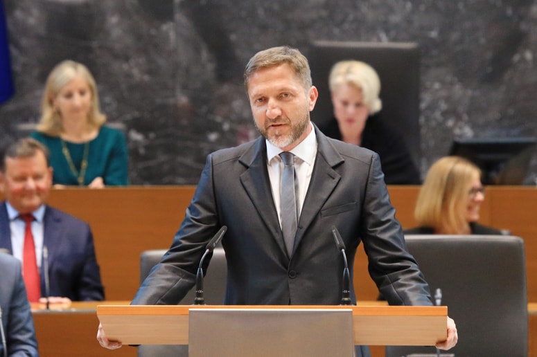 Finančni minister Klemen Boštjančič pravi, da dodatno zadolževanje ne bo potrebno.  