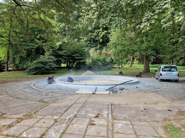 Znamenito fontano v celjskem mestnem parku obnavljajo. 