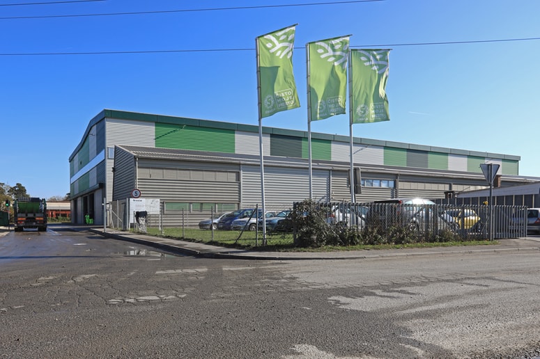 Lokacija sežigalnice je predvidena ob Snagini sortirnici, a Javni holding Maribor še ni lastnik celotnega zemljišča, del ga mora še odkupiti od Elektra Maribor in Intereurope. 