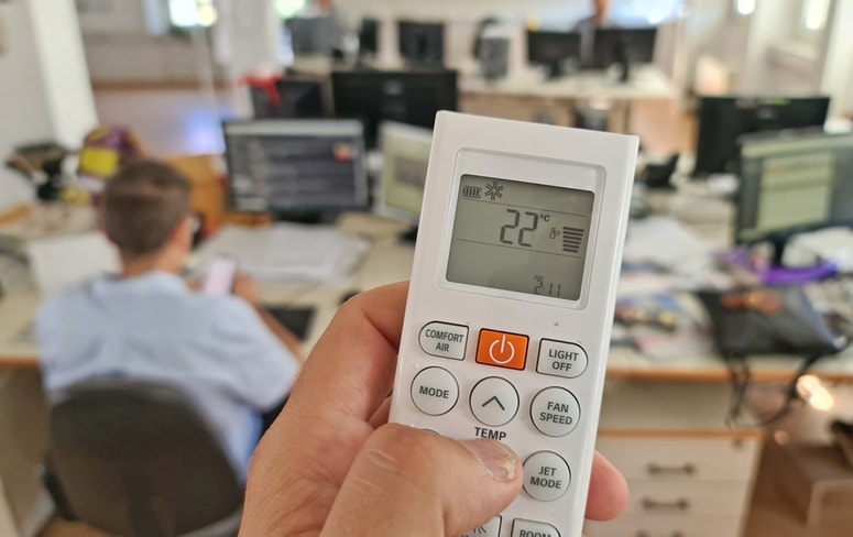  Kriv je en napačen klik na daljincu klime. Fotografija je simbolična. 