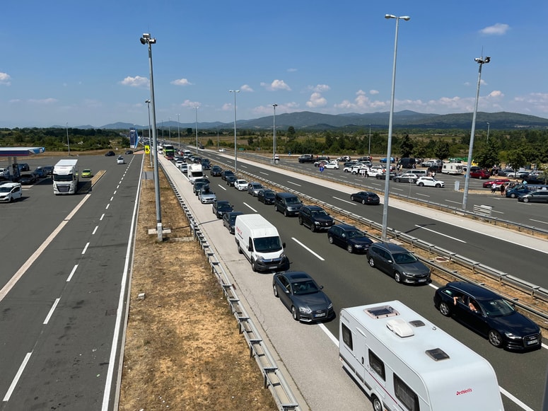 Dolge kolone tudi na Hrvaškem pred Sv. Rokom v smeri morja