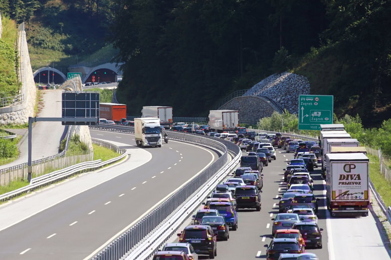 Glavna fotografija članka:Mejni prehodi s Hrvaško: ponekod se čaka več kot dve uri. Če se da, se izognite predoru Karavanke