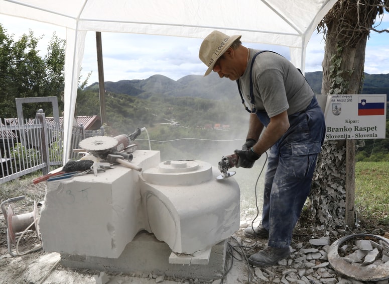 Letos bodo kiparji znova ustvarjali večje skulpture iz kamna. 