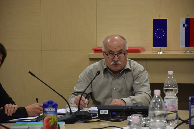 Župan Anton Slana se za nastalo situacijo ne počuti soodgovornega in obsoja potezo svetnikov, ki so odstopili, saj so po njegovih besedah ogrozili številne investicije, med drugim projekt petoddelčnega vrtca. 
 