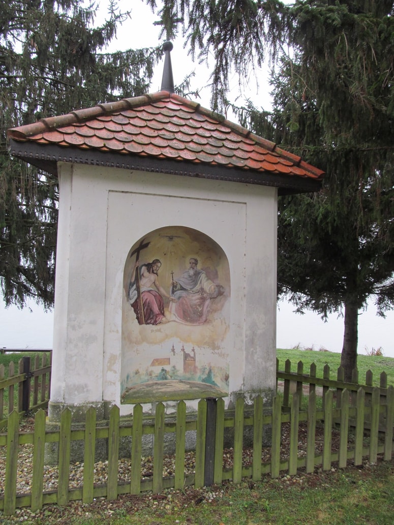 Kapelica ob Trojiškem jezeru - kraj mirnega počitka 
