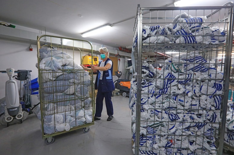 Primer čistilk v UKC Maribor kaže na neustreznost ureditve pri zunanjem izvajanju različnih dejavnosti v javnem sektorju.