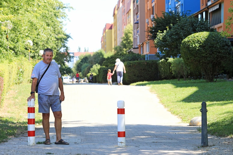 Milan Škrjanc kaže na stebričke v Prušnikovi ulici, ki omejujejo dostop za invalide in dostavo.
