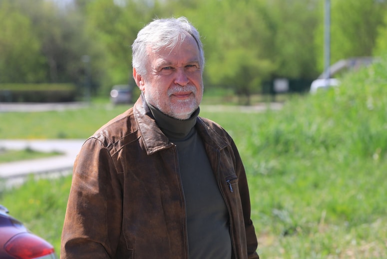 Robert Oravecz: "Posamezniki živijo desetletja skupaj, ne da bi poznali družinske in osebne življenjske zgodbe partnerja ali da bi čutili potrebo, da bi delili lastne zgodbe." 
