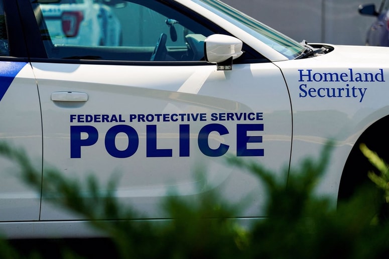 Storilec je policistko potegnil iz avta in podrl na tla.