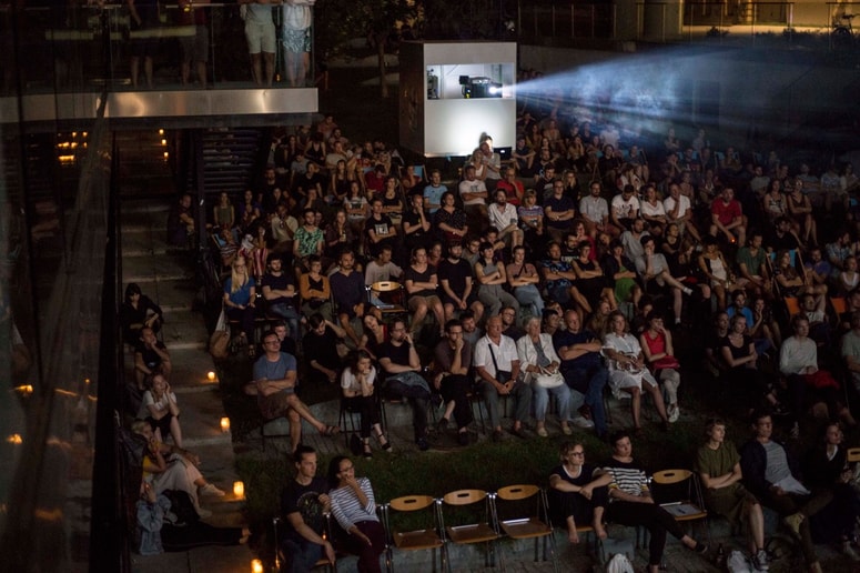 Poletni termin festivalu FeKK omogoča prijetno druženje v Letnem kinu Slovenske kinoteke na Muzejski ploščadi Metelkova.