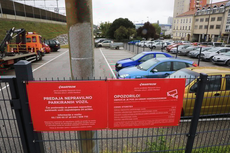 Pajek nepravilno parkirane avtomobile odvaža na parkirišče v Mlinski ulici 1, tik ob glavni avtobusni postaji. 